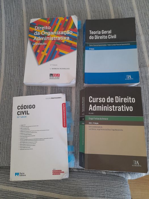 Vendo livros 1° ano Direito