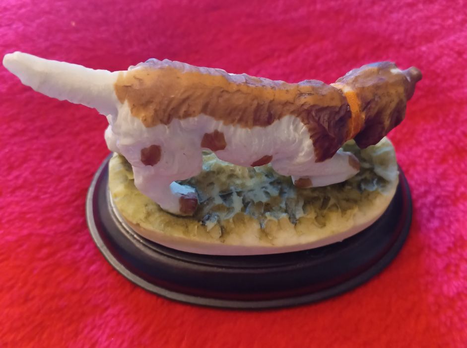 колекційна фігурка собаки, яка зображує ірландського сетера