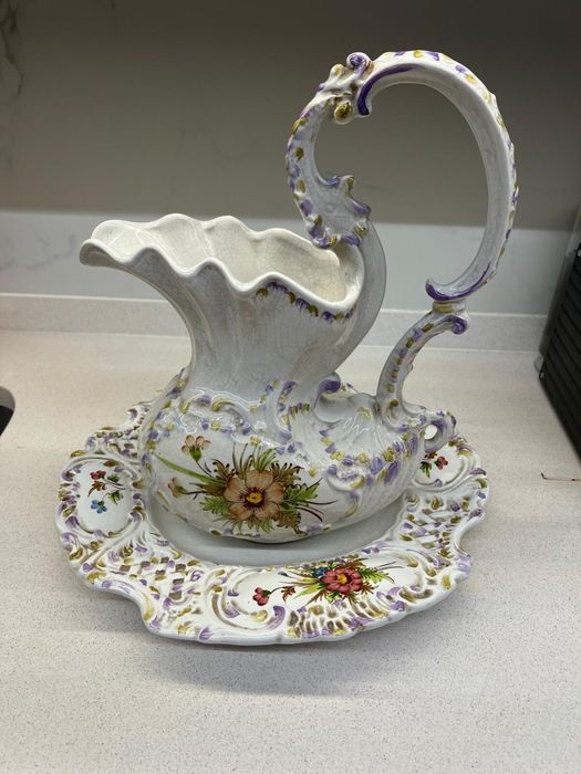 Jarro e bacia em porcelana
