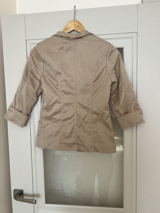 Віддам безкоштовно жіночий бежевий жакет розмір XS