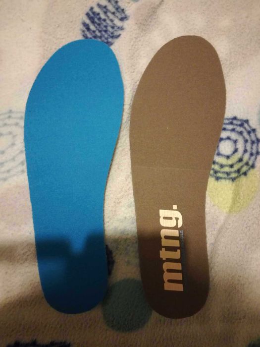 Sapatos castanhos, em pele