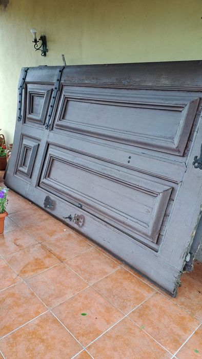 Portões em madeira maciça