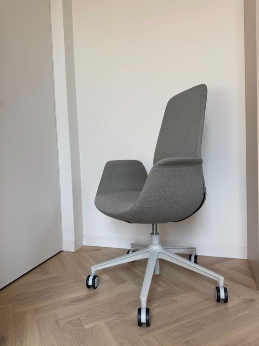 Fotel obrotowy - biurowy PROFIM ElliePro 10ST - STAN IDEALNY