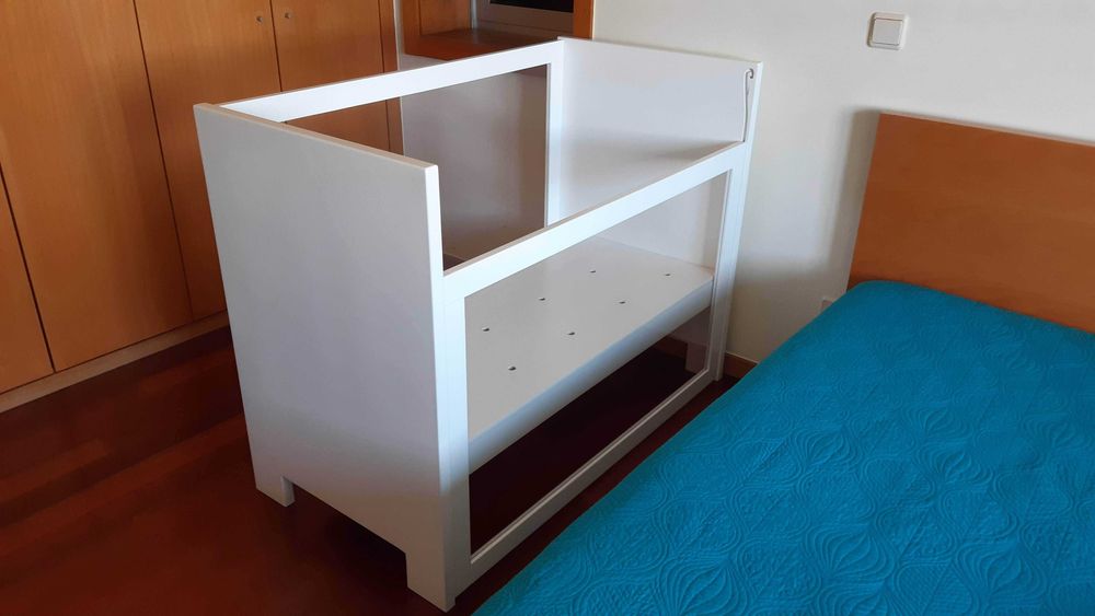 Cama de bebé ajustável, madeira maciça lacada a branco e acrílico, excelente estado