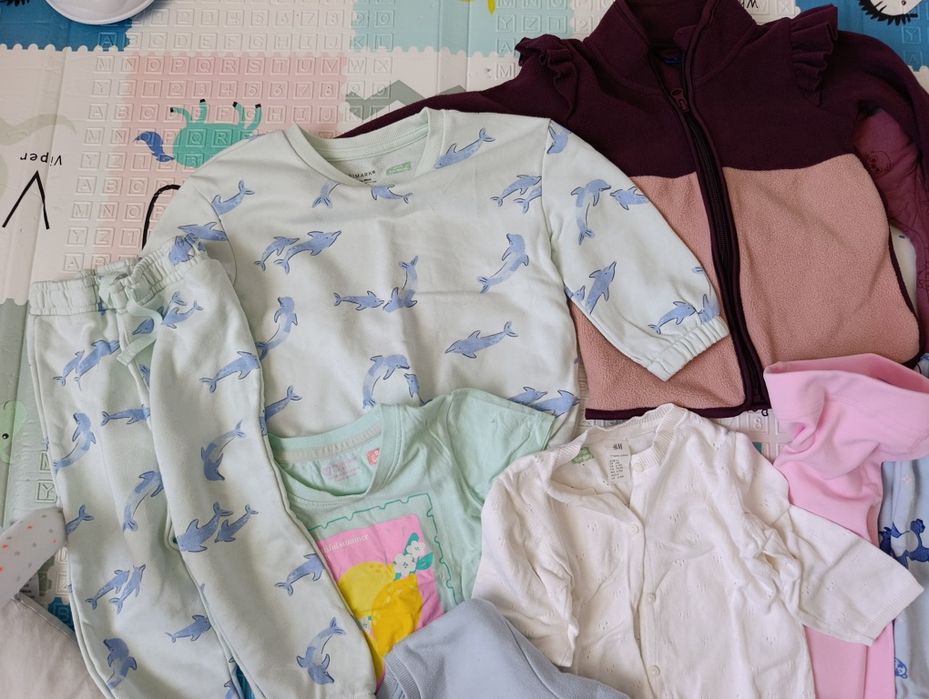 Pack com cerca de 20 peças de roupa menina 9 a 24 meses