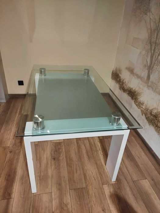 Szklany stół jadalny