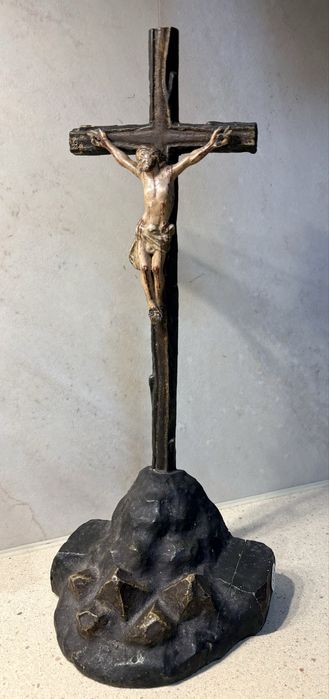 Pequeno antigo crucifixo em madeira com Cristo esculpido e policromado