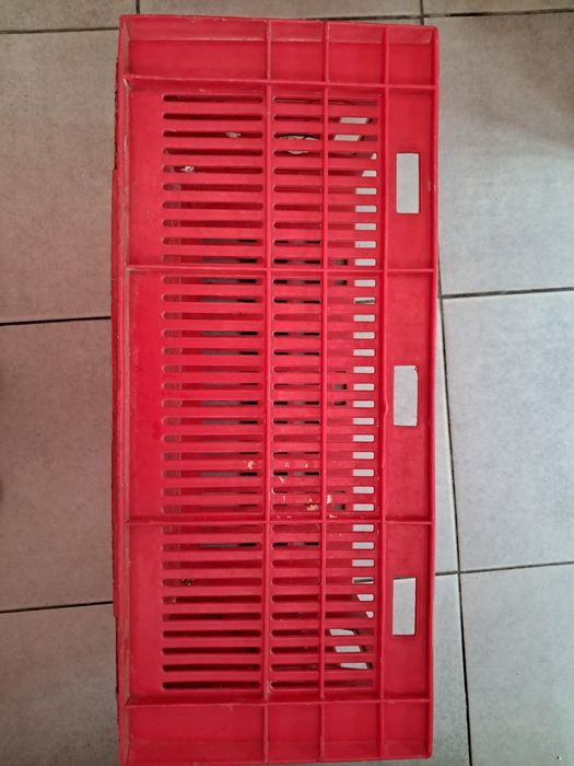 Пластиковые ящики.