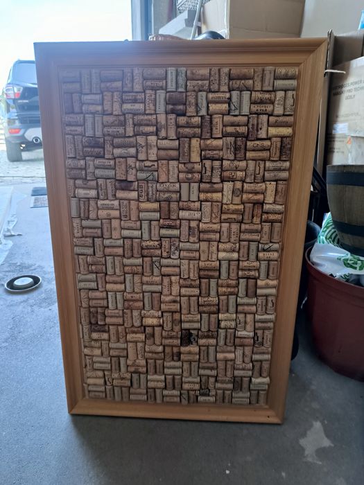 Obraz z korków w drewnianej ramie.