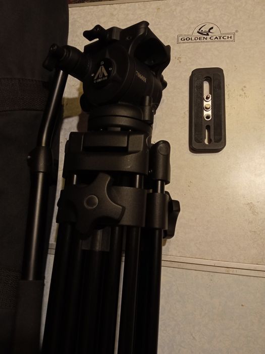 Штатив " E-image AT-7402A " c головой " 7060Н "