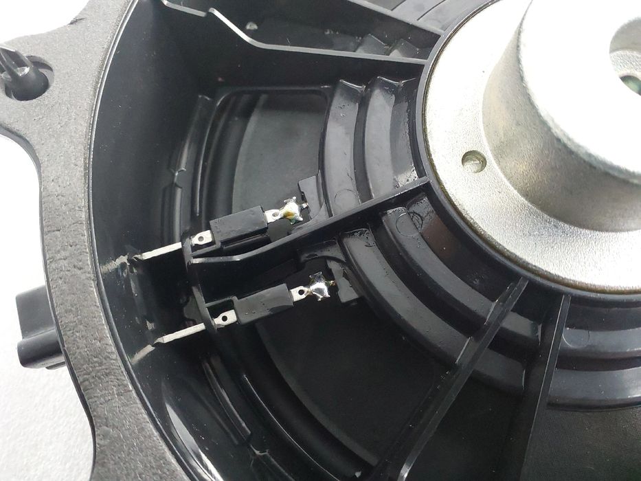 Coluna de som TESLA Model Y (5YJY)