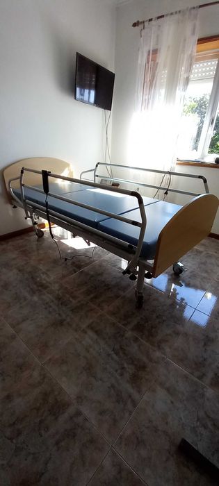 Cama de cuidados elétrica mais colchão anti escaras e compressor.