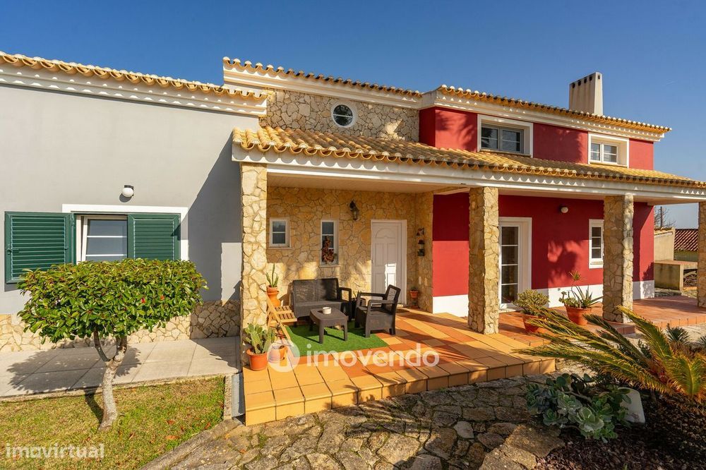 Moradia T3+1 com terreno com jardim, piscina e garagem, em Alenquer