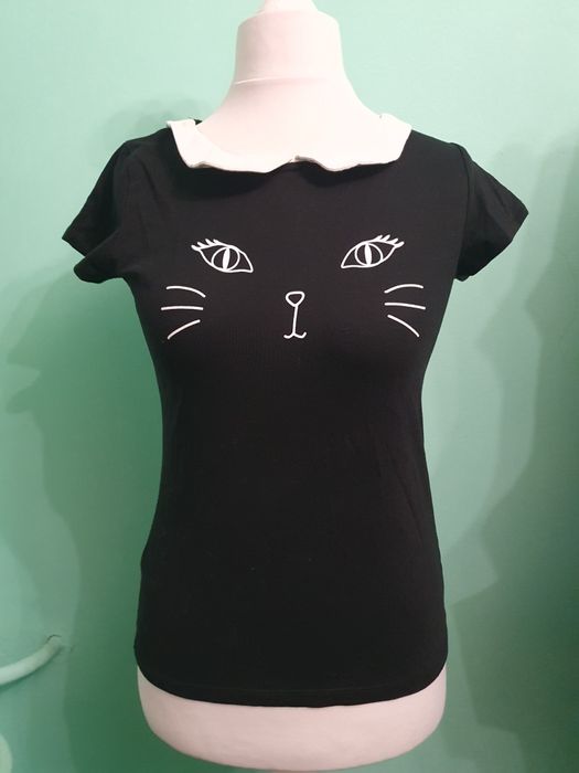 Urocza czarna koszulka z kocim pyszczkiem i białym kołnierzykiem