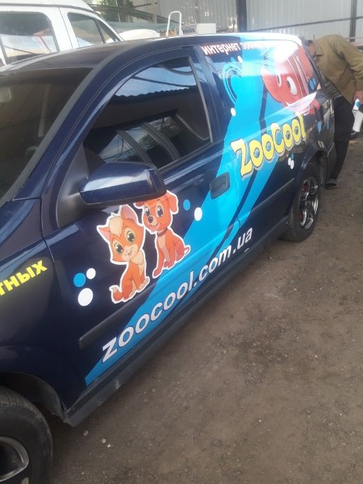 Изготовление наклеек . Наклейки на автомобиль. Реклама на автомобиле.