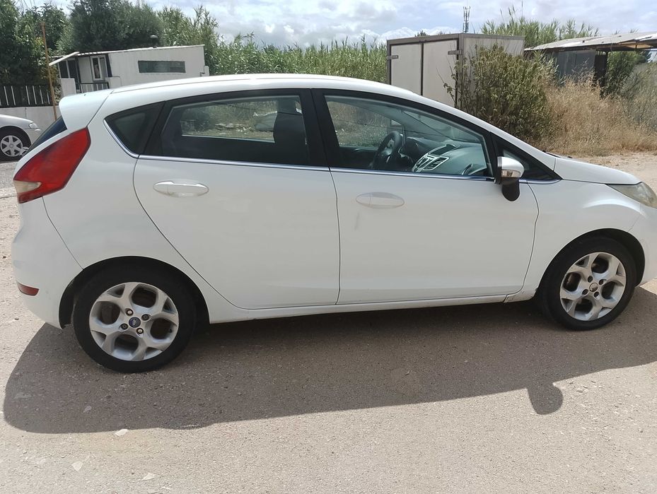 Ford fiesta 1.4 Tdci Titanium , versão de topo. Possibilidade de retoma!