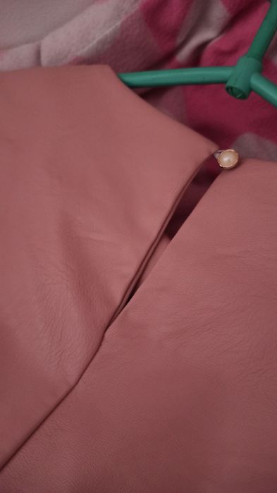 Sukienka z ekoskóry z nerką na pasku pudrowy róż 34/36