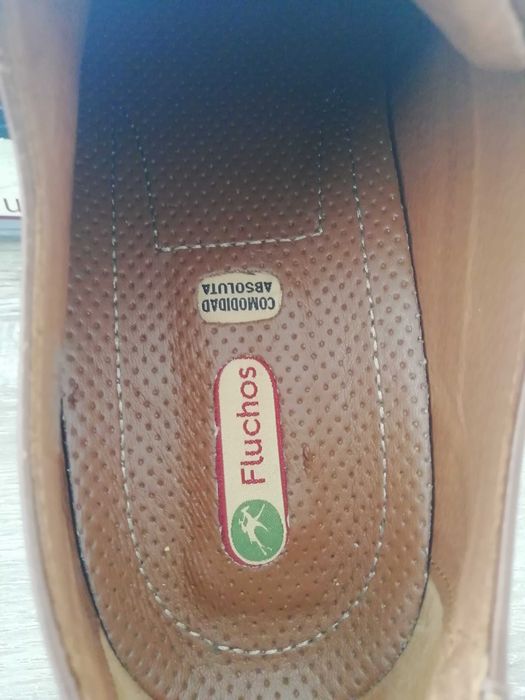 Sapatos novos em pele, fluchos