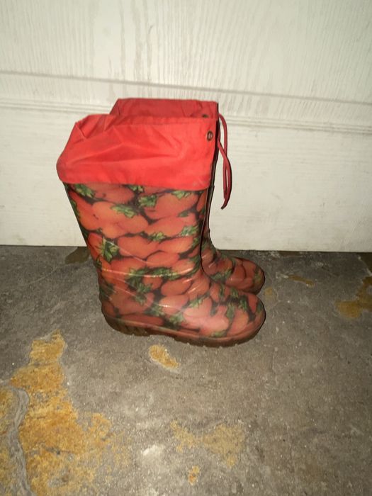 Отдам бесплатно обувь для мальчика и девочьки