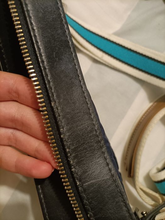 Mala azul escura da marca Bimba & Lola