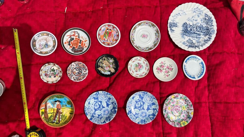 Coleção de Pratos Decorativos em Porcelana Antiga