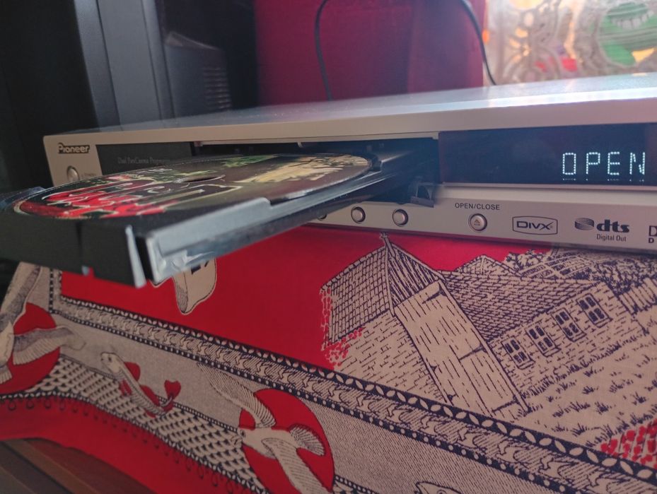 Pioneer DV-300
DVD-програвач.
