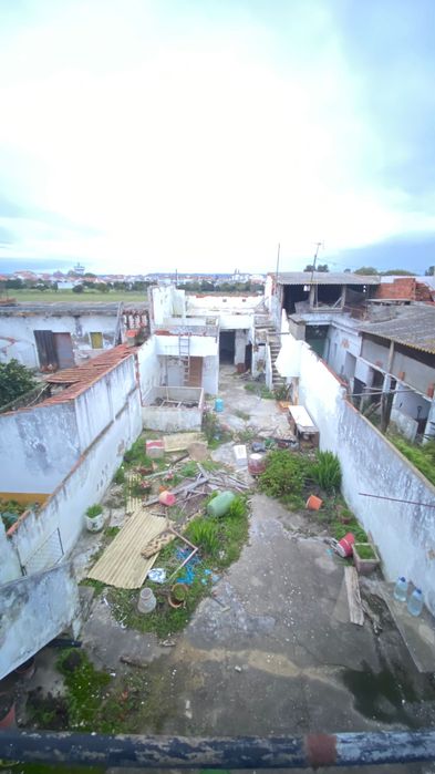 Moradia com 2 pisos independentes, garagem e quintal – Almeirim