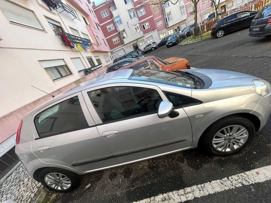 Fiat Grande Punto com 122 mil kms - Ano 2009