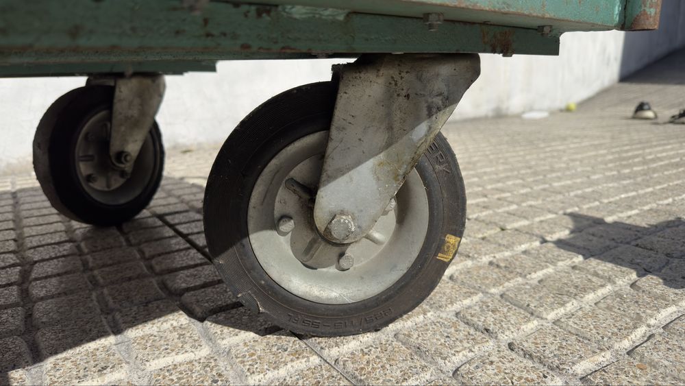 Carro de transporte e ou arrumação. Muito robusto.