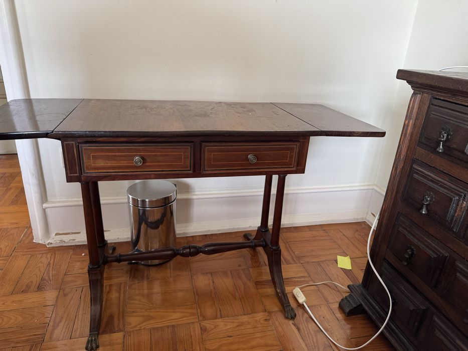 Mesa de madeira vintage com abas e 2 gavetas