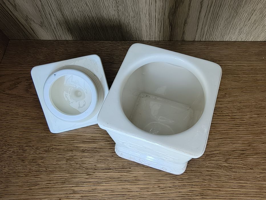 Ceramiczny pojemnik kuchenny.