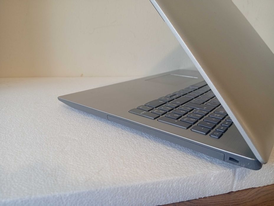 Lenovo Ideapad i7 7500 + Geforce 940MX + 16GB RAM + SSD