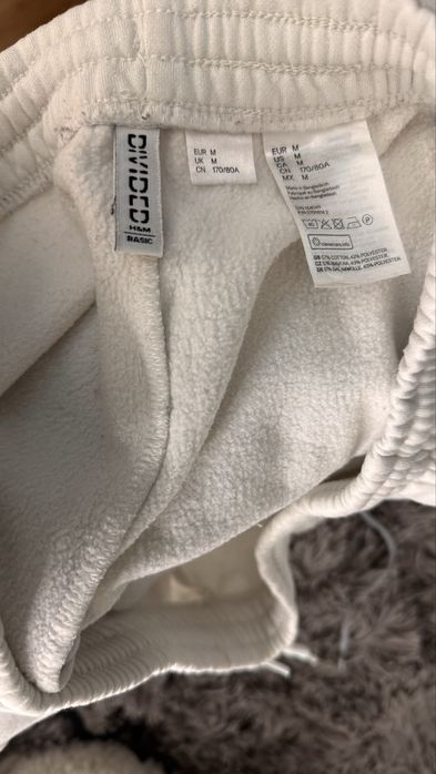 Белые спортивные штаны