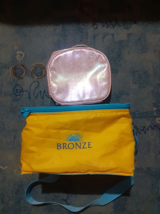 2 kosmetyczki Avon i różowa kosmetyczka,nie używane.