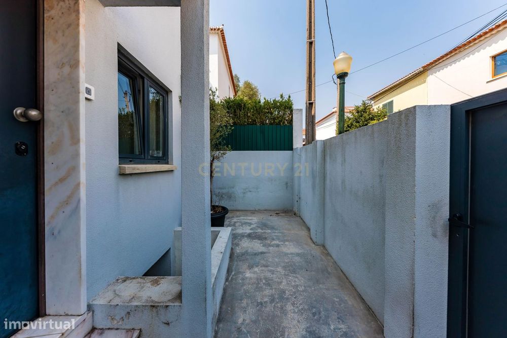 Moradia T2 Renovada com Jardim, Cave e Terraço | Viva o melhor de Belé