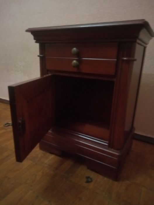 Тумбочка (57 см * 36 см *70 см),практически новая)