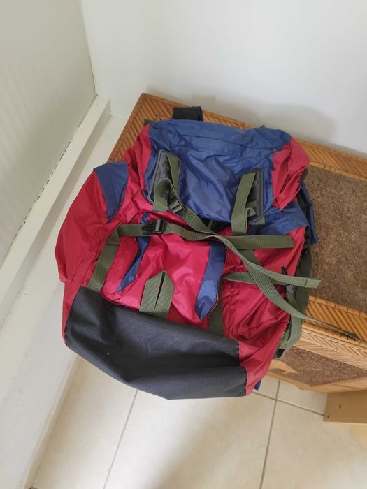 Mochila de campismo colorida e reforçada