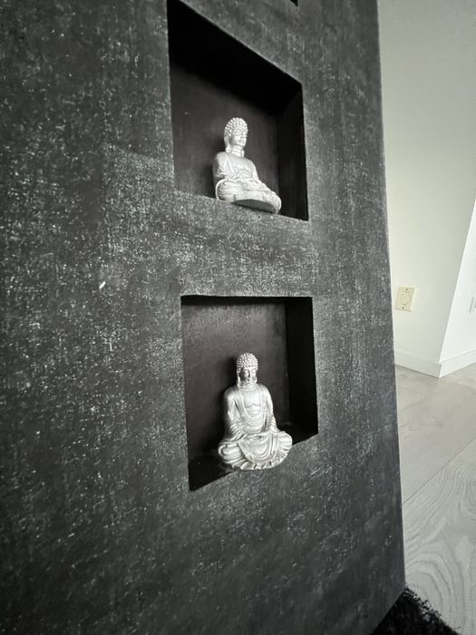 Quadro preto com budas