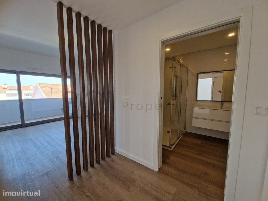 Apartamento T2+1 duplex, com varandas, na Quinta do Conde