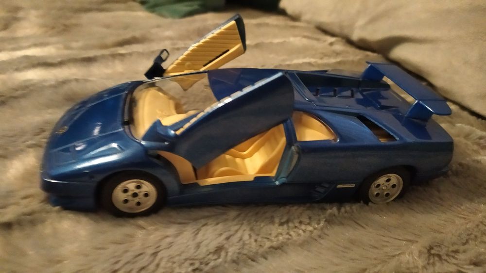 Carro Lamborghini Diablo ano 1990 escala 1/24 Burago