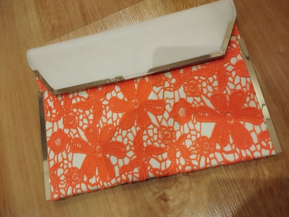 Torebka kopertówka na złotym łańcuszku