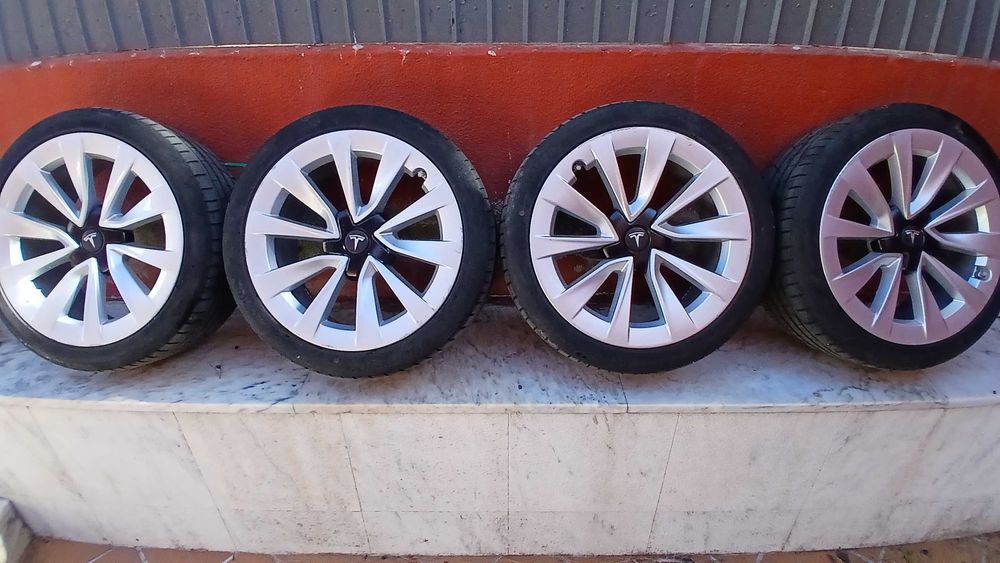 Jantes e pneus Volvo/ Tesla