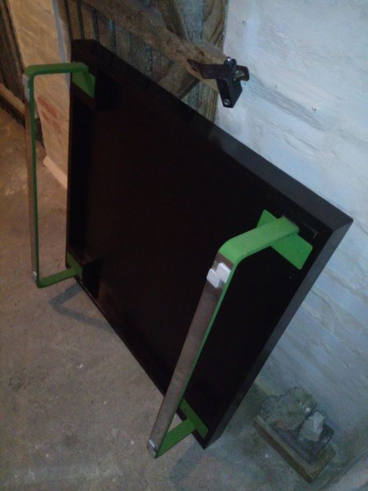 Stół pełne drewno, ciężki i stabilny, niski