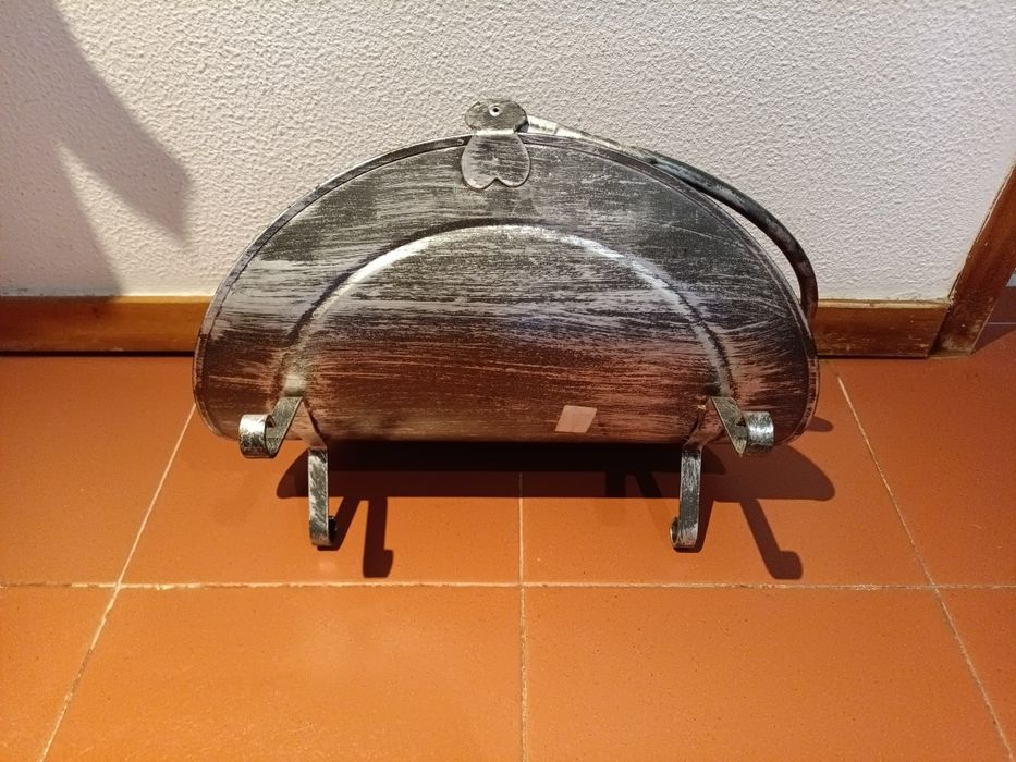 Cesta de lenha em metal