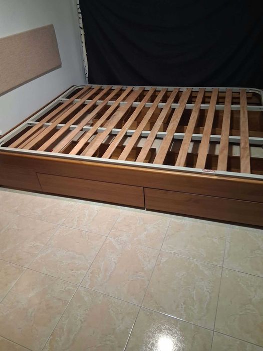 Cama de casal e movel