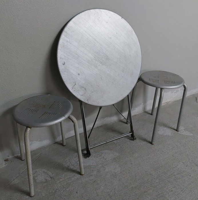 Mesa metal de jardim (oferta 2 bancos)