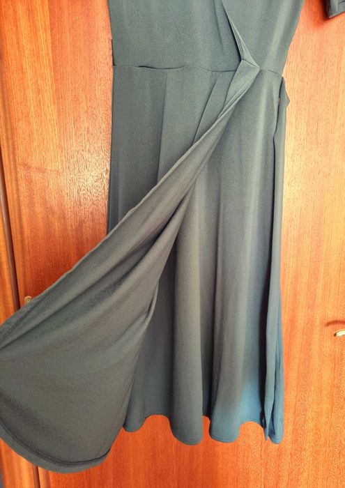 Vestido midi verde musgo acinzentado H&M, tamanho XS