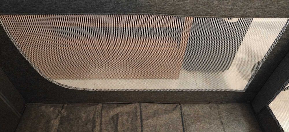 Cama de viagem cinza e azul