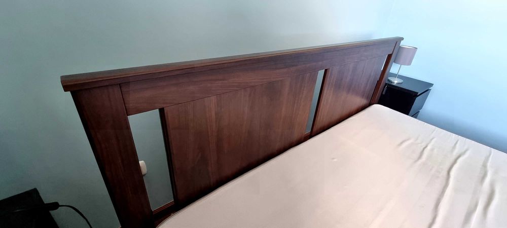 Cama madeira ikea com colchão e 2 criados mudos