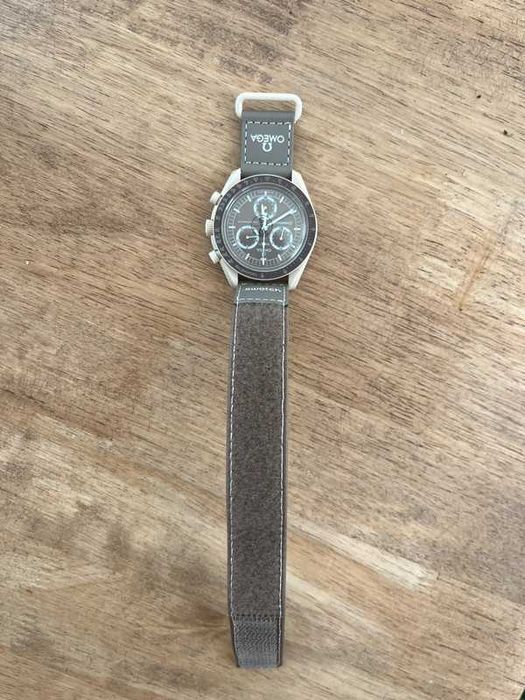 SO33T103 Omega x Swatch Oaza Tech w Pustyni